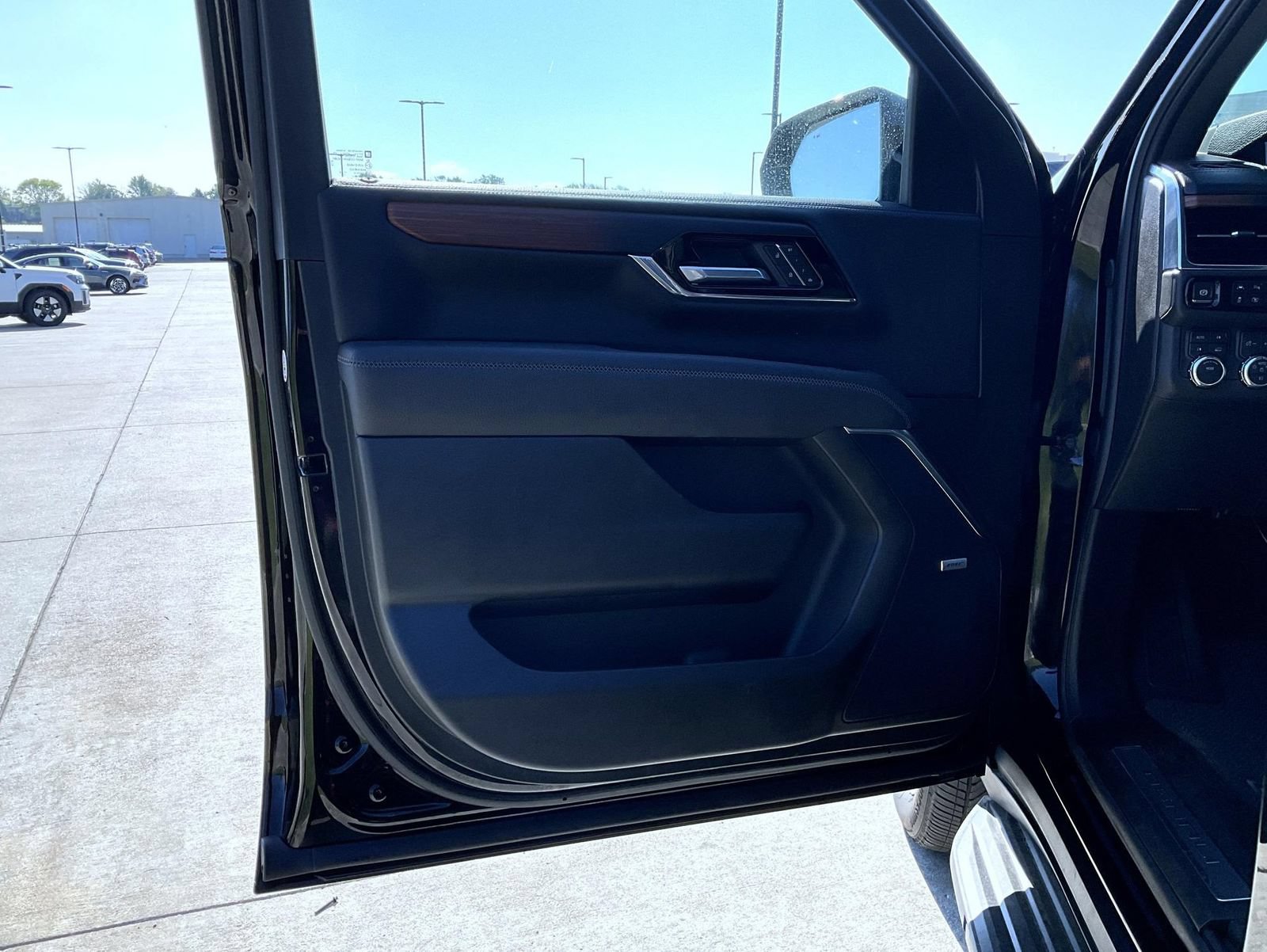 Used 2025 GMC Yukon XL Denali AWD/4WD image 9