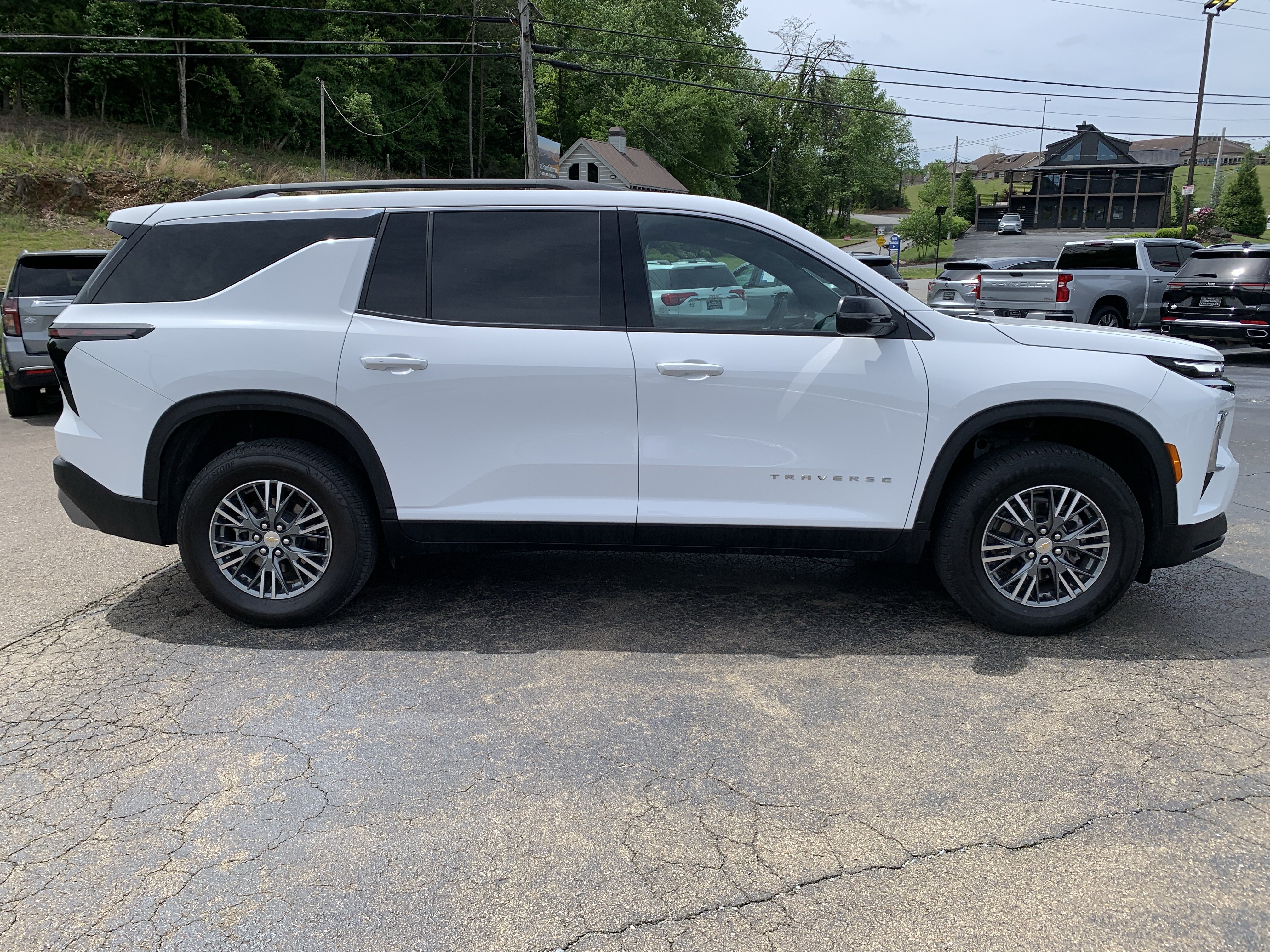 Used 2025 Chevrolet Traverse LT FWD image 10