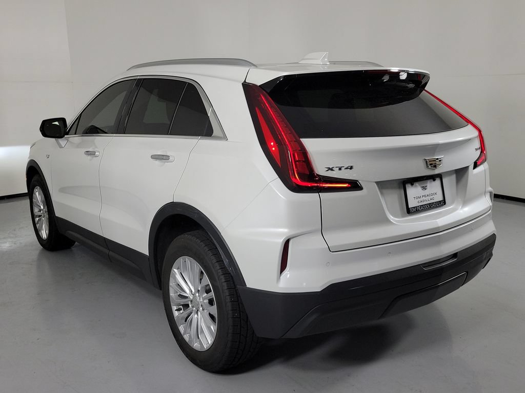 Certified 2024 Cadillac XT4 Luxury w/ Cold Weather Package FWD image 4