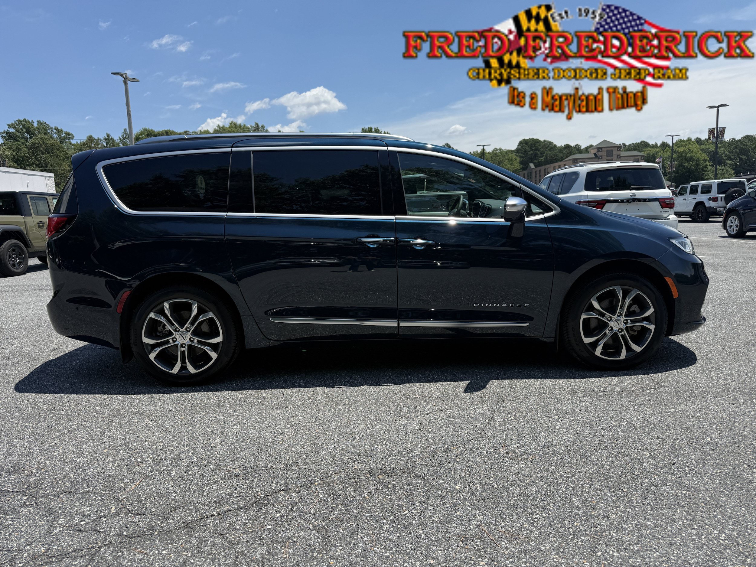 Used 2024 Chrysler Pacifica Pinnacle w/ Trailer Tow Group AWD/4WD image 9