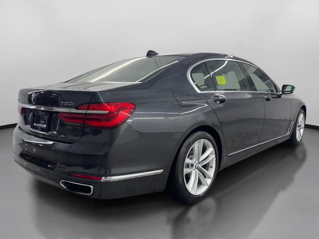 Used 2017 BMW 750i xDrive image 10