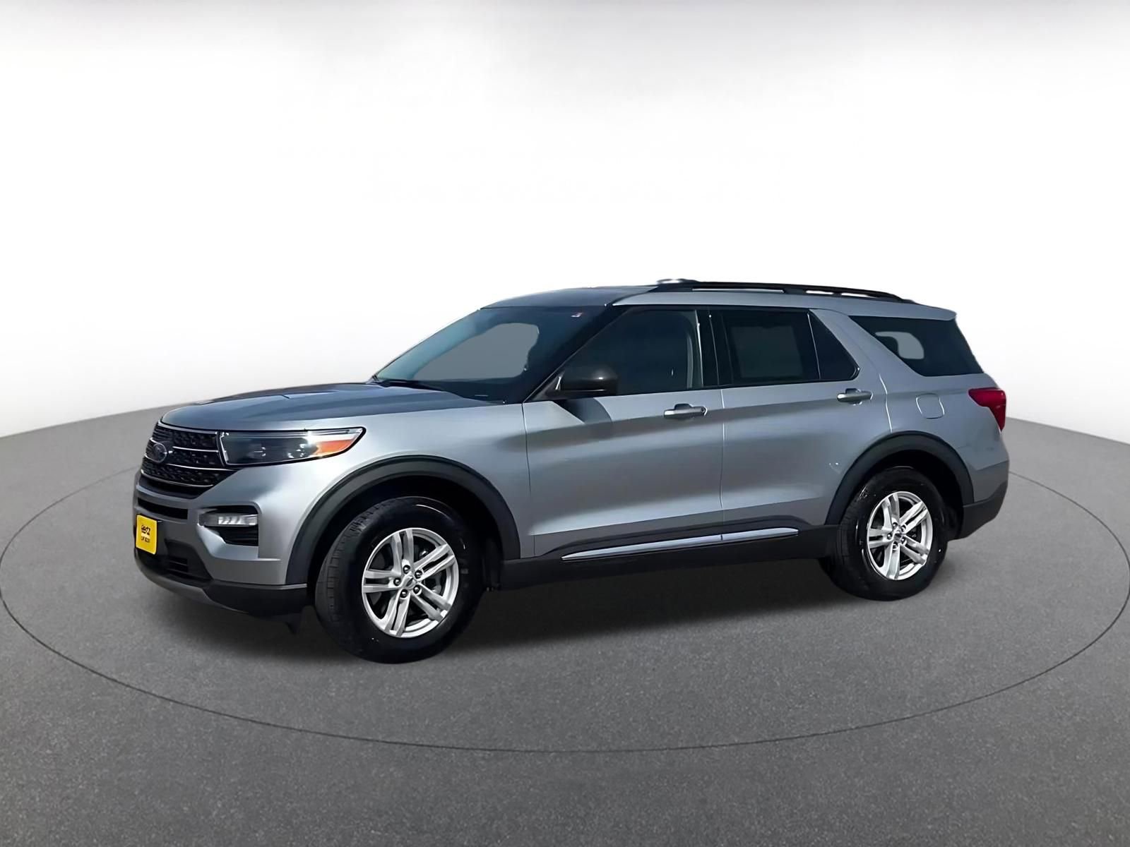 Used 2023 Ford Explorer XLT w/ Equipment Group 202A RWD image 8