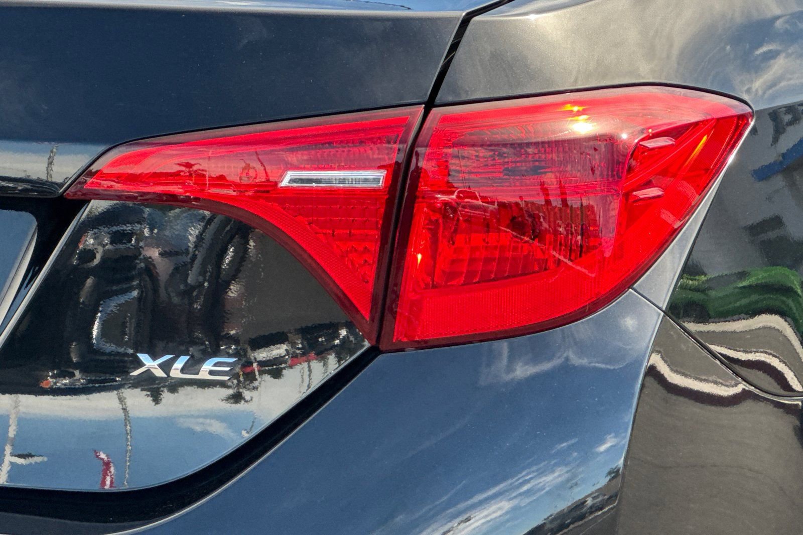 Used 2018 Toyota Corolla XLE image 46