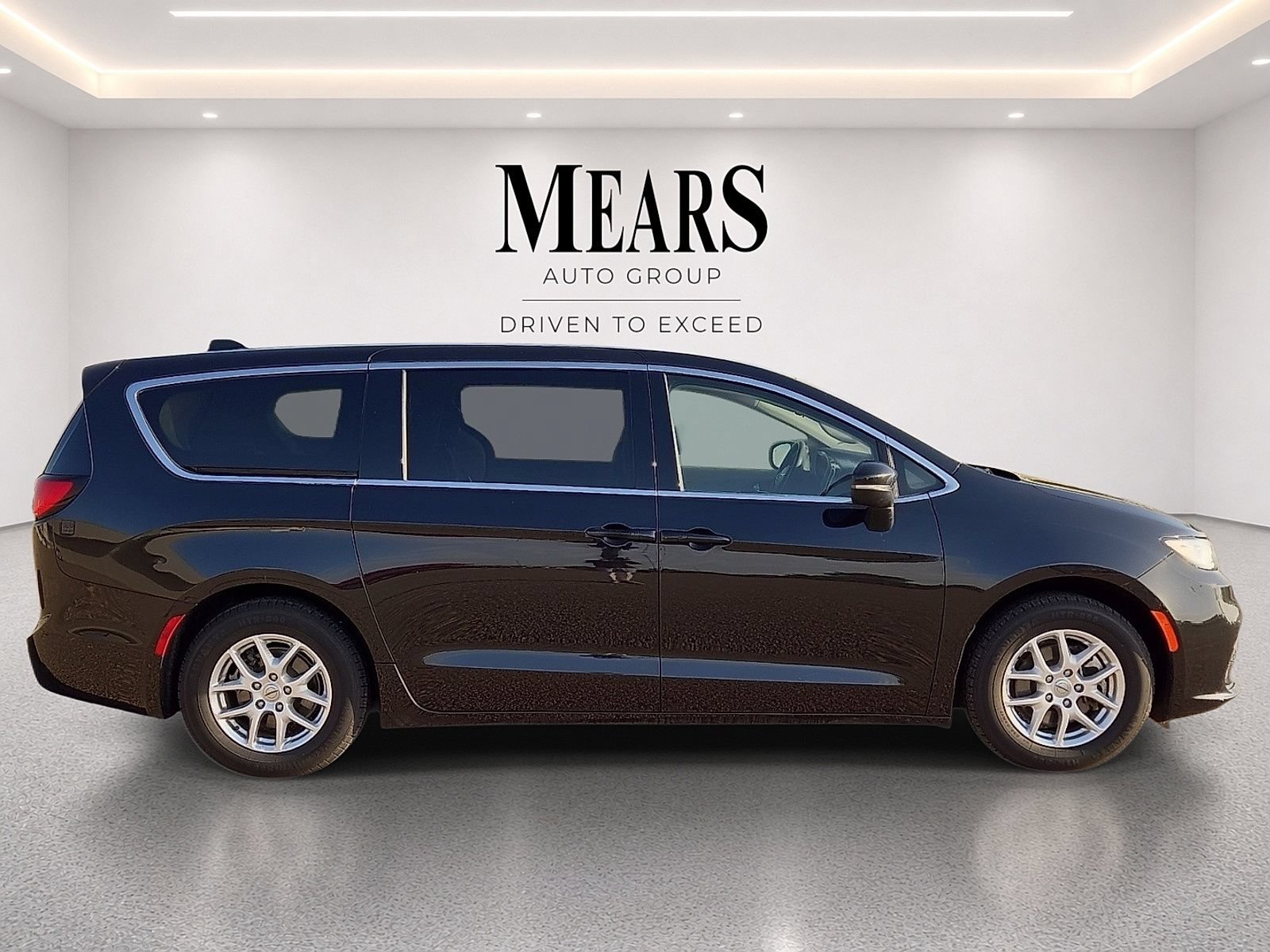 Used 2023 Chrysler Pacifica Touring-L FWD image 6