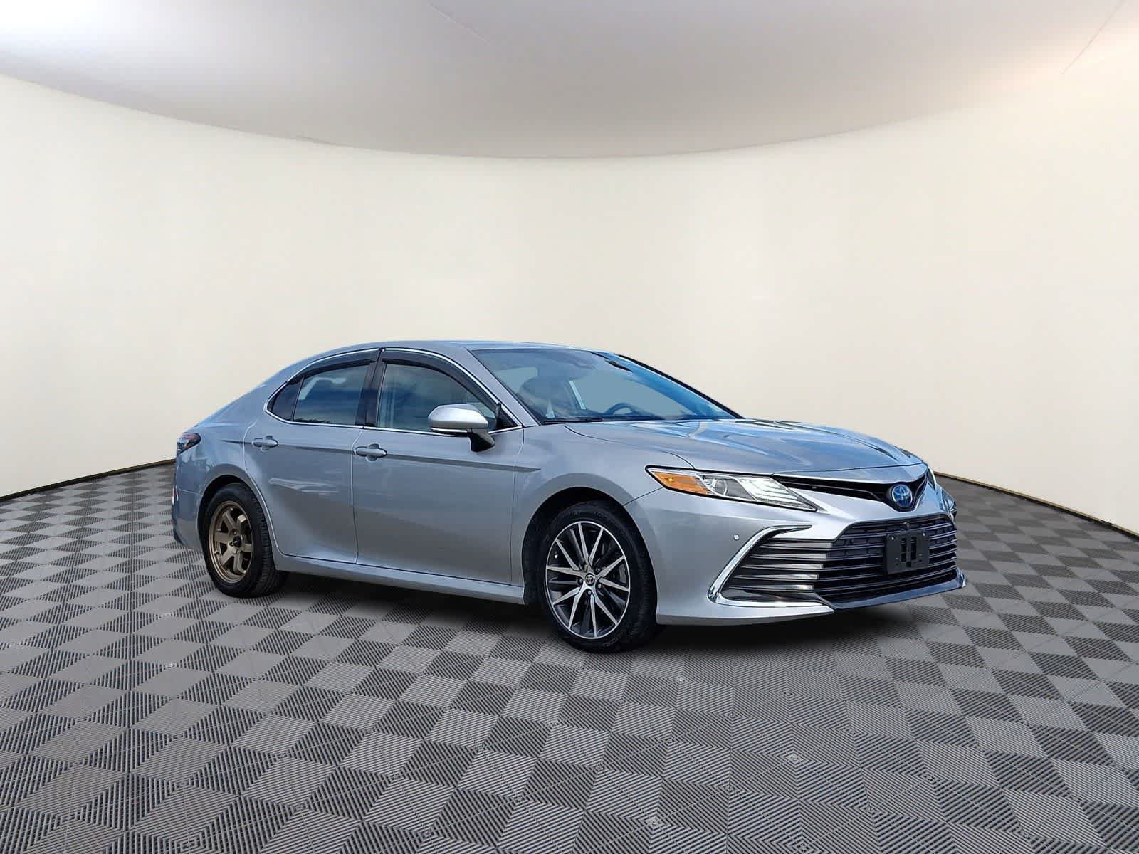 Used 2022 Toyota Camry XLE w/ Navigation Upgrade Package FWD image 4
