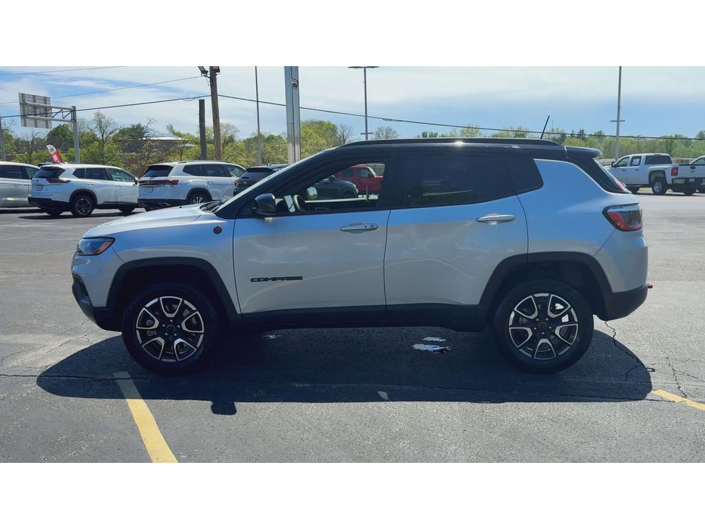 Used 2025 Jeep Compass Trailhawk image 5