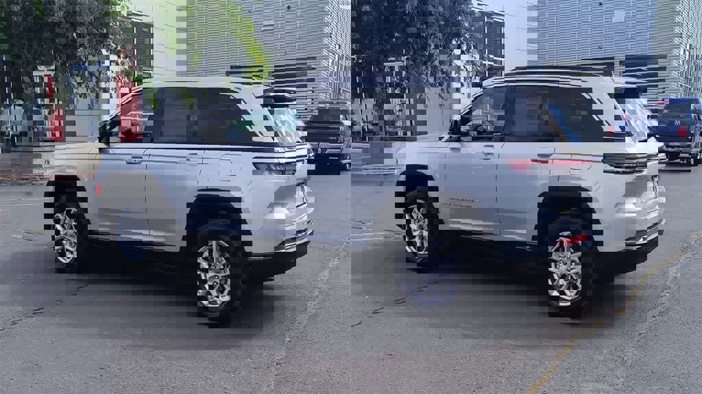 New 2025 Jeep Grand Cherokee Laredo X w/ Luxury Tech Group I image 6