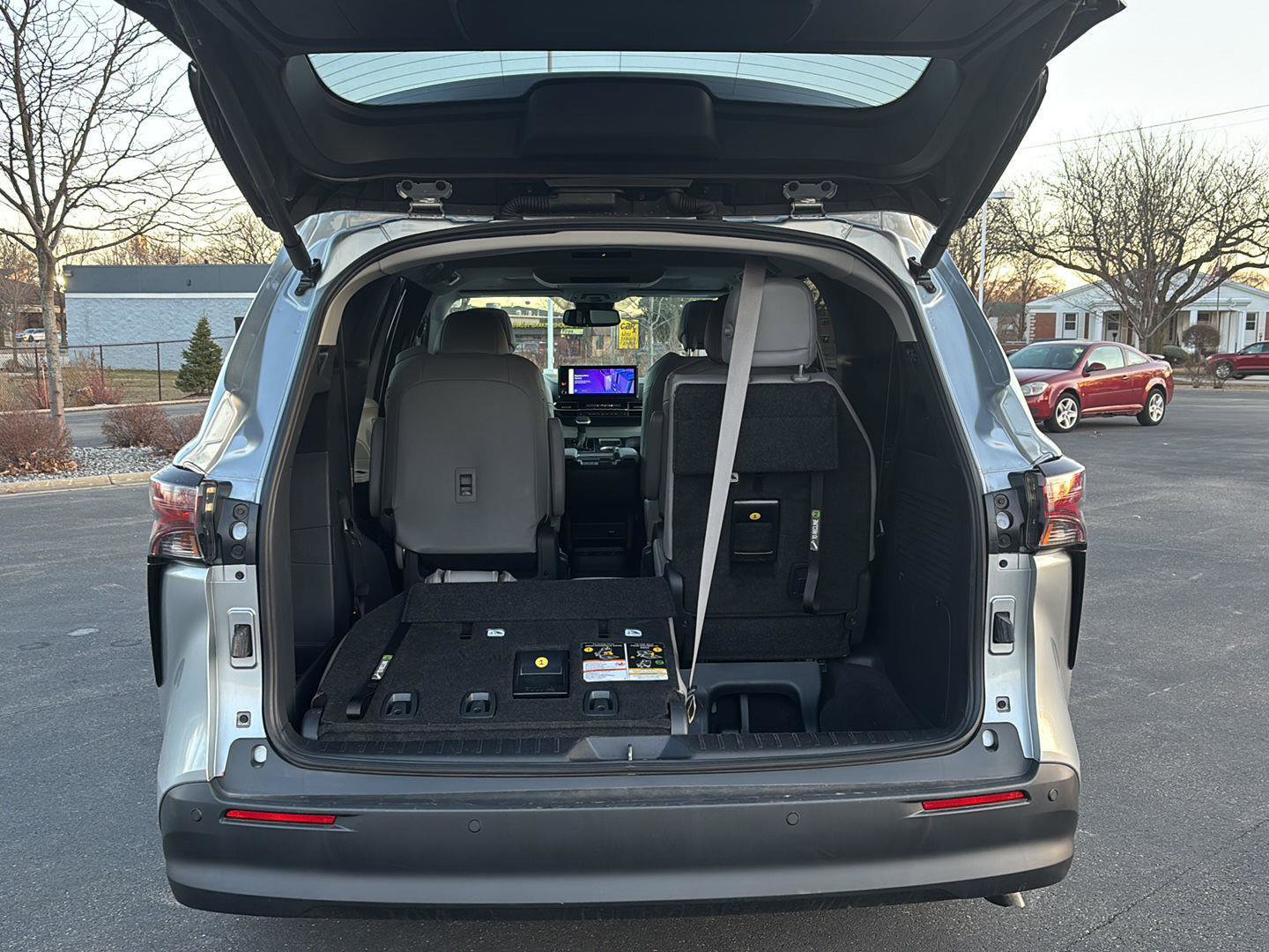 Used 2025 Toyota Sienna XLE w/ XLE Plus Package image 11