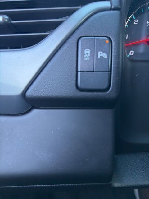 Used 2018 Chevrolet Suburban LS RWD image 15