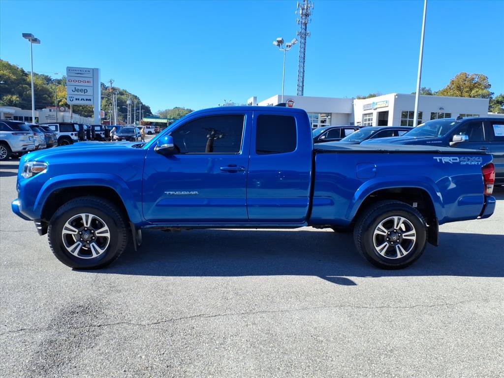 Used 2017 Toyota Tacoma TRD Sport AWD/4WD image 7