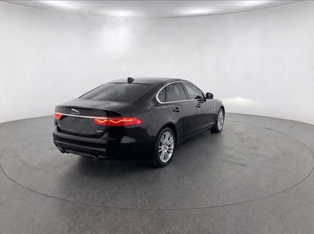 Used 2016 Jaguar XF Premium image 4