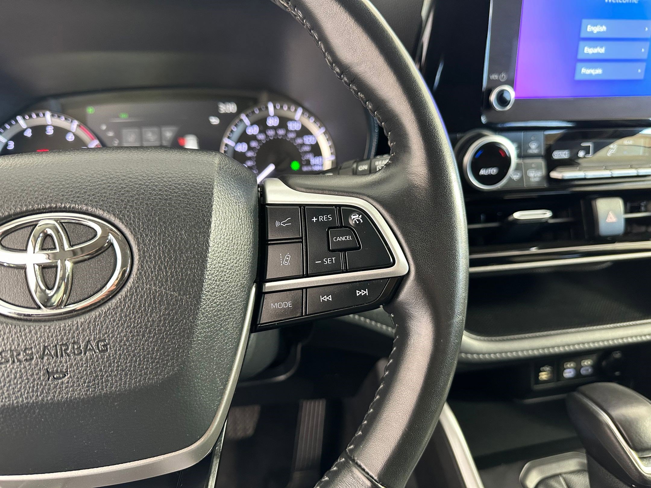 Used 2024 Toyota Highlander LE image 24