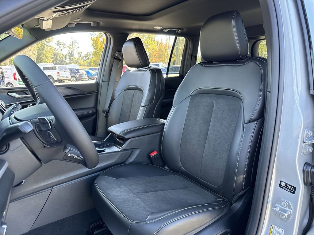 New 2025 Jeep Grand Cherokee Altitude image 11