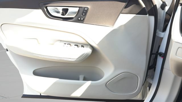 Certified 2024 Volvo XC60 T8 Core w/ Climate Package AWD/4WD image 18