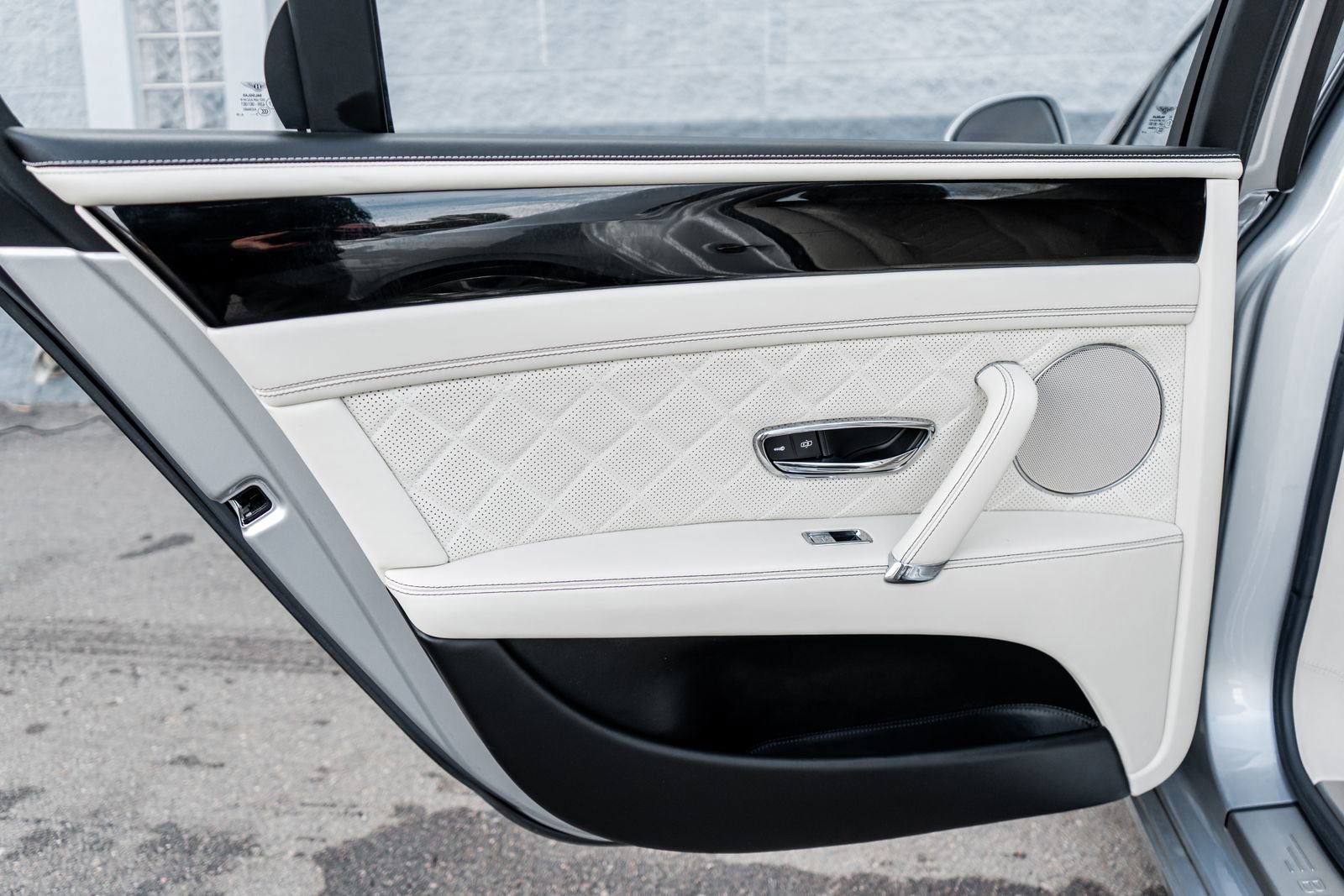 Used 2018 Bentley Flying Spur V8 image 31