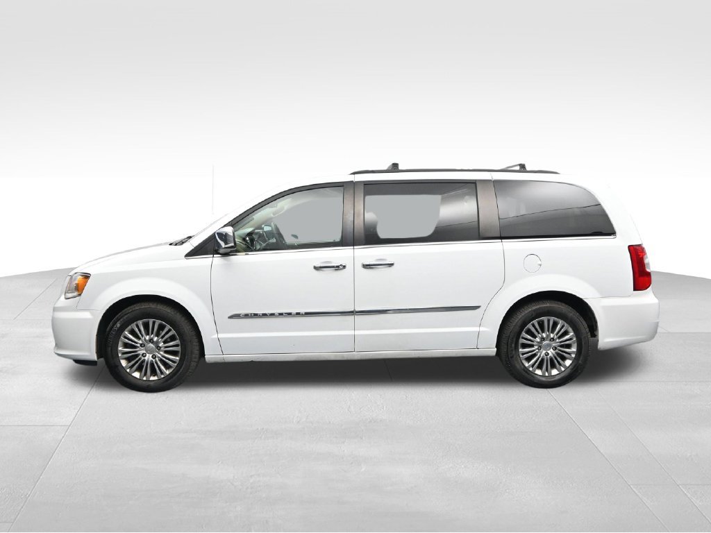 Used 2016 Chrysler Town & Country Touring-L FWD image 2