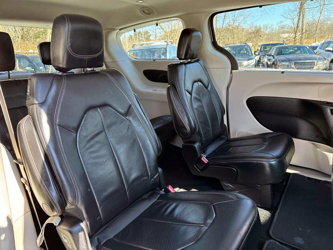 Used 2018 Chrysler Pacifica Touring-L image 9