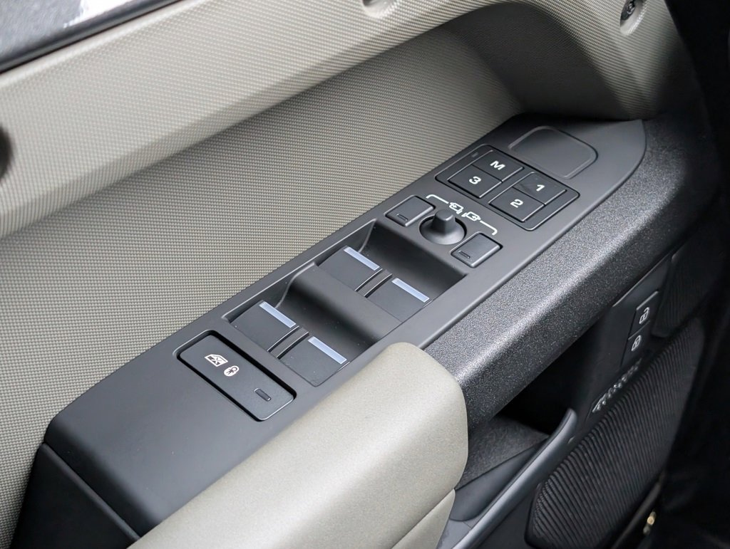 Used 2025 Land Rover Defender 110 image 27