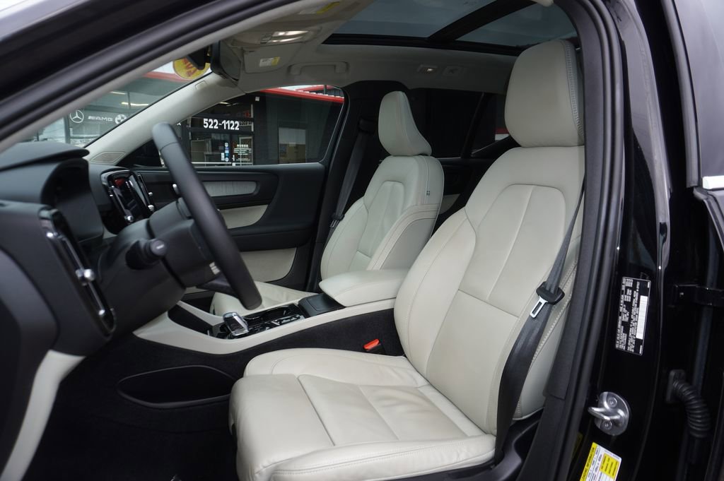 Used 2023 Volvo XC40 B5 Plus image 22