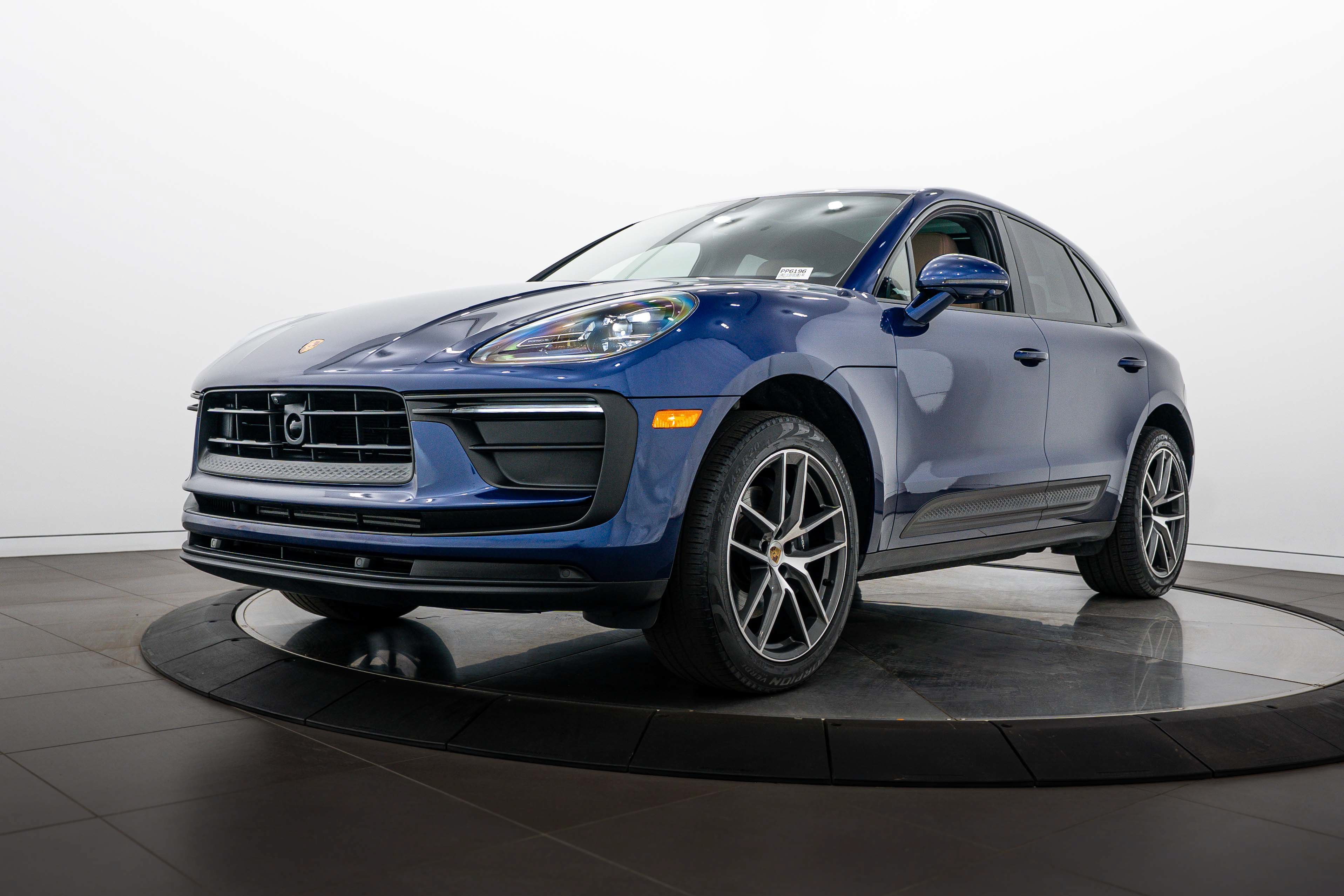 Certified 2024 Porsche Macan AWD/4WD image 1