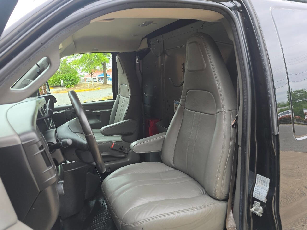 Used 2018 Chevrolet Express 2500 w/ Driver Convenience Package RWD image 11