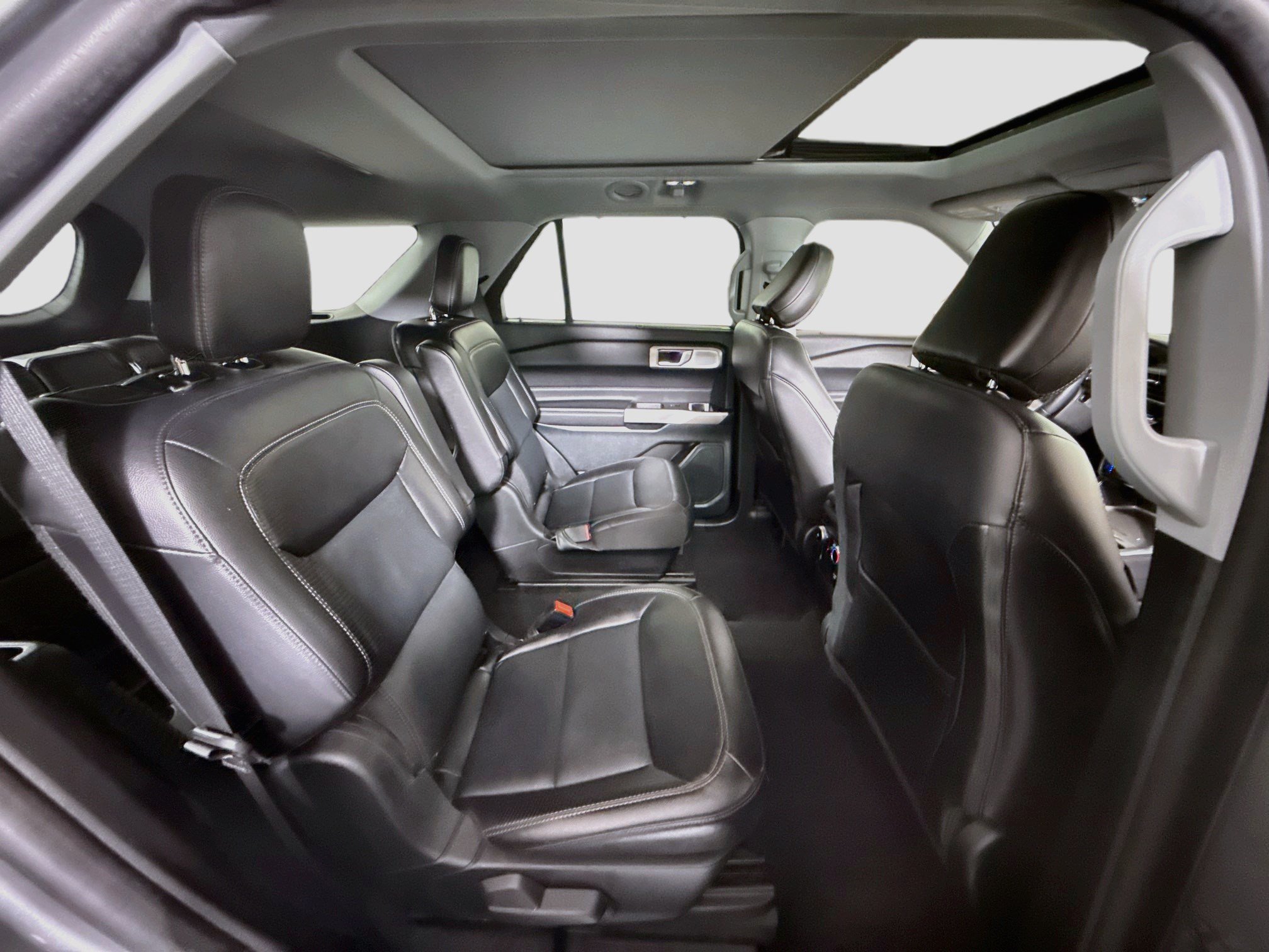 Used 2024 Ford Explorer Limited w/ Limited Technology Package RWD image 27