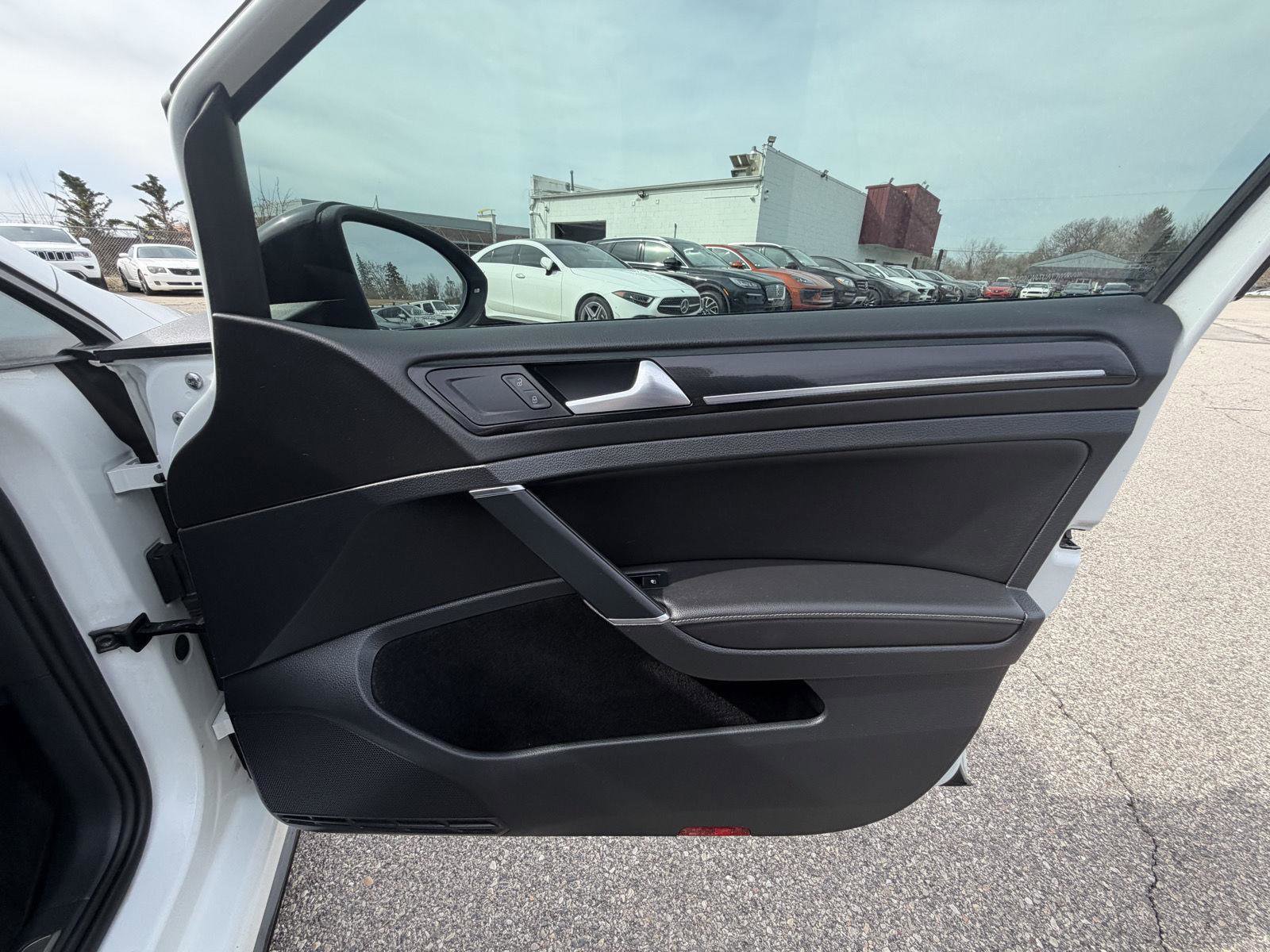 Used 2018 Volkswagen Golf R 4-Door image 32