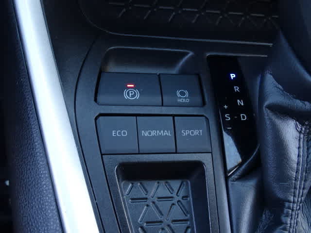 Used 2024 Toyota RAV4 XLE FWD image 33