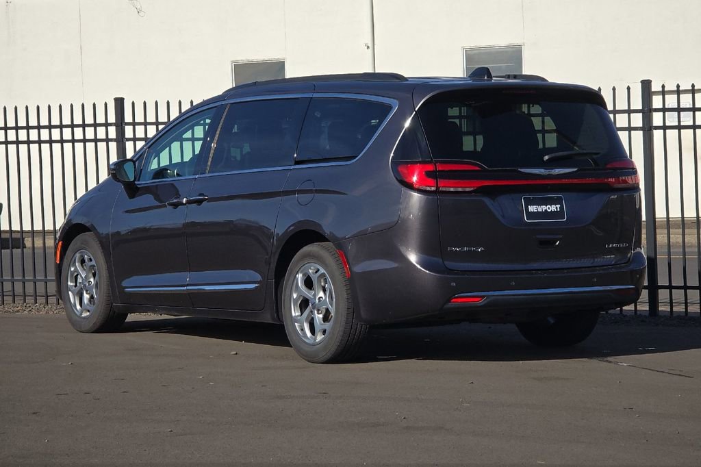 Used 2023 Chrysler Pacifica Limited image 5