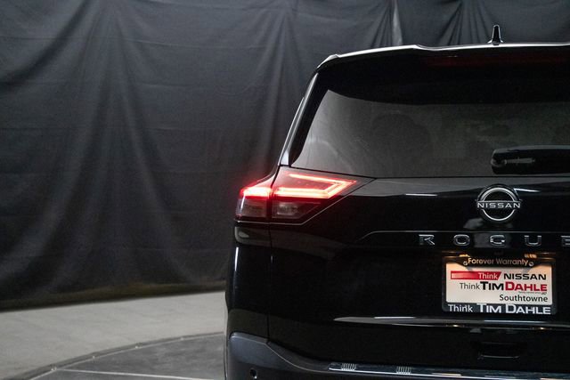 Used 2023 Nissan Rogue SV image 12