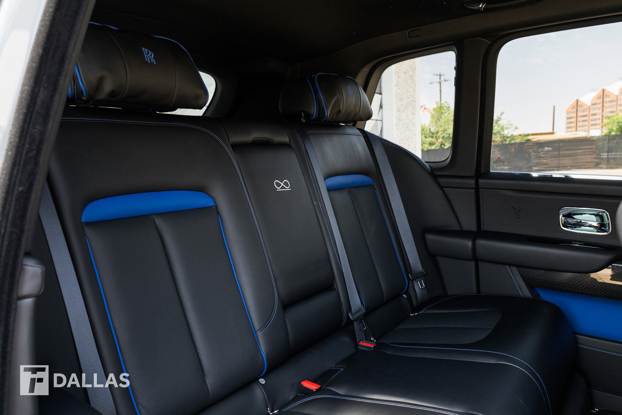 Used 2022 Rolls-Royce Cullinan Black Badge w/ Dark Exterior Package image 43