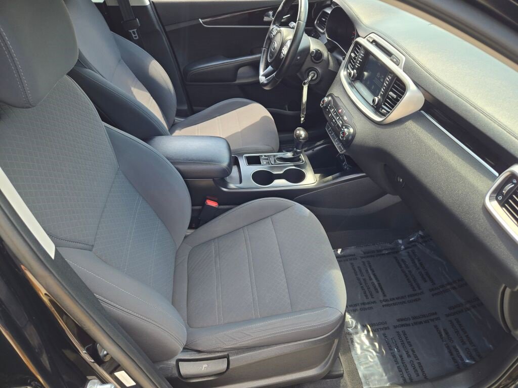 Used 2017 Kia Sorento LX w/ LX Convenience Package image 5