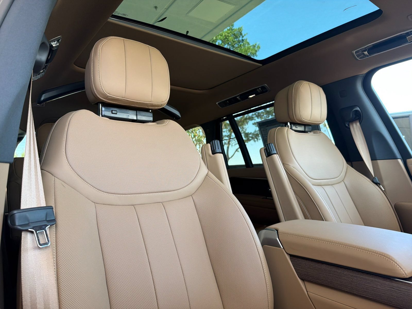New 2026 Land Rover Range Rover Long Wheelbase SE AWD/4WD image 15