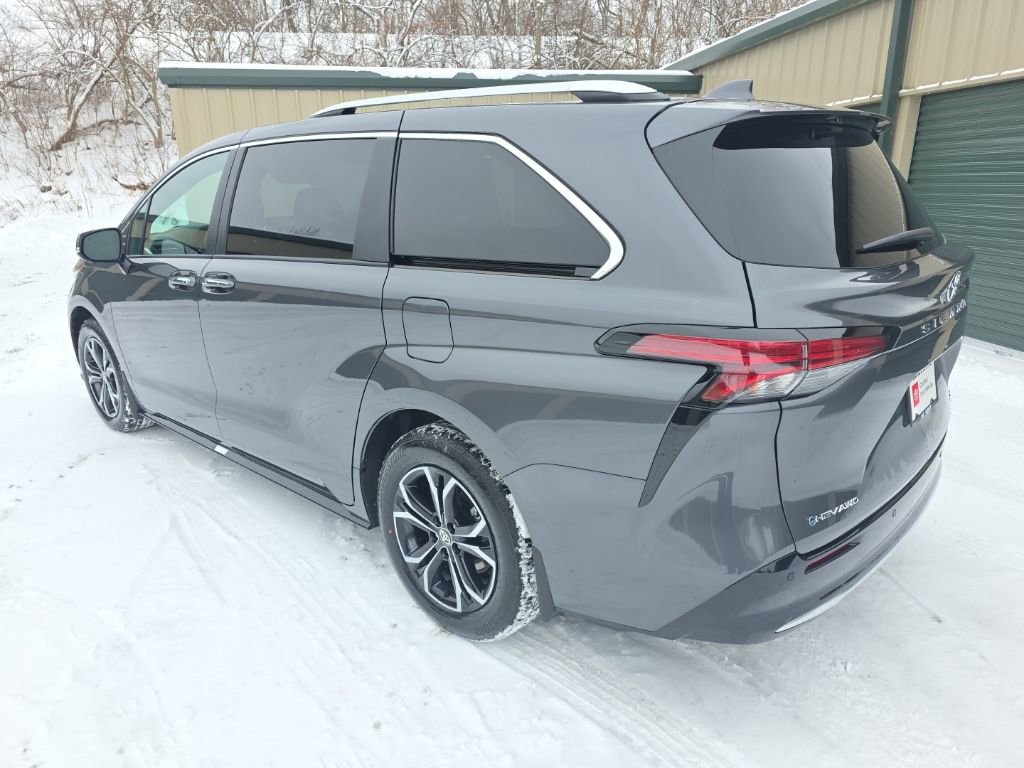 Certified 2025 Toyota Sienna Platinum image 4