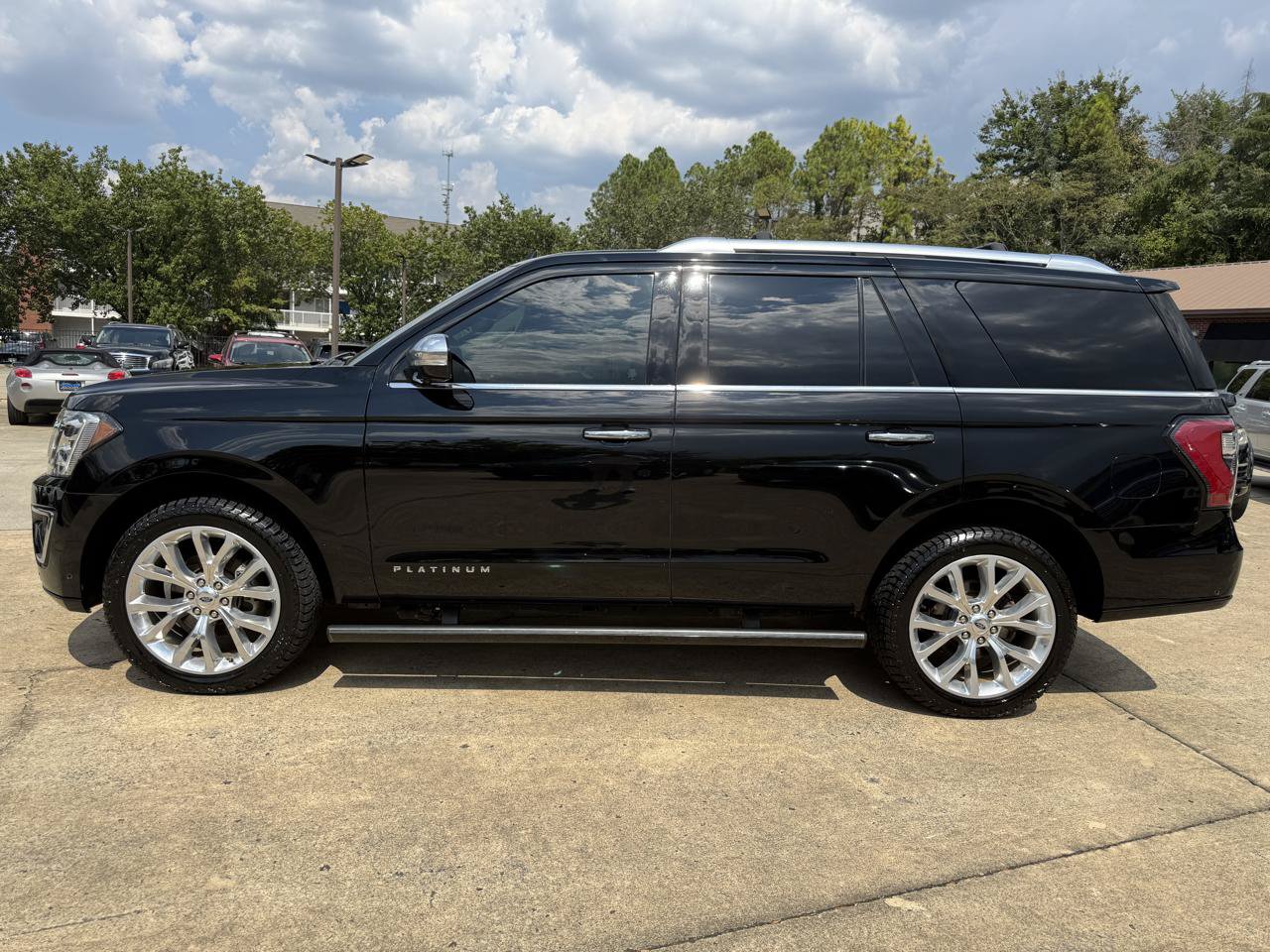Used 2018 Ford Expedition Platinum AWD/4WD image 2