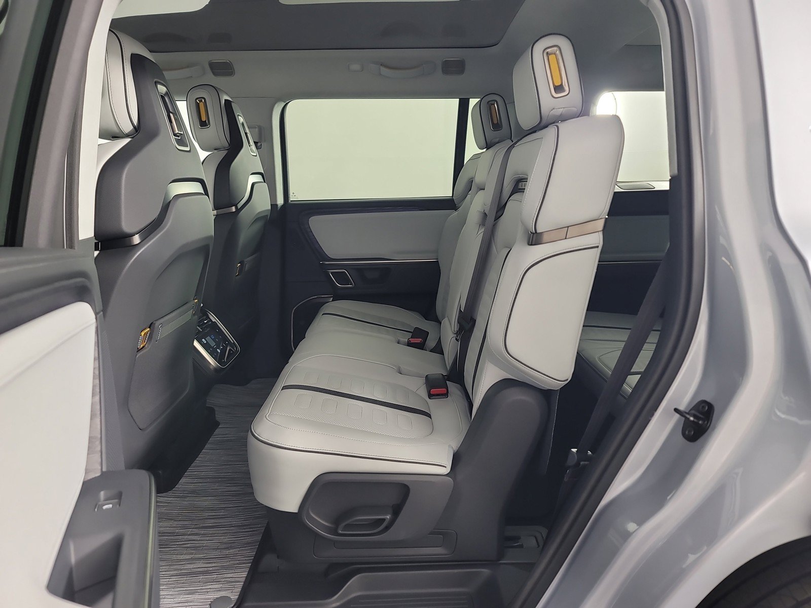 Used 2024 Rivian R1S Adventure AWD/4WD image 21