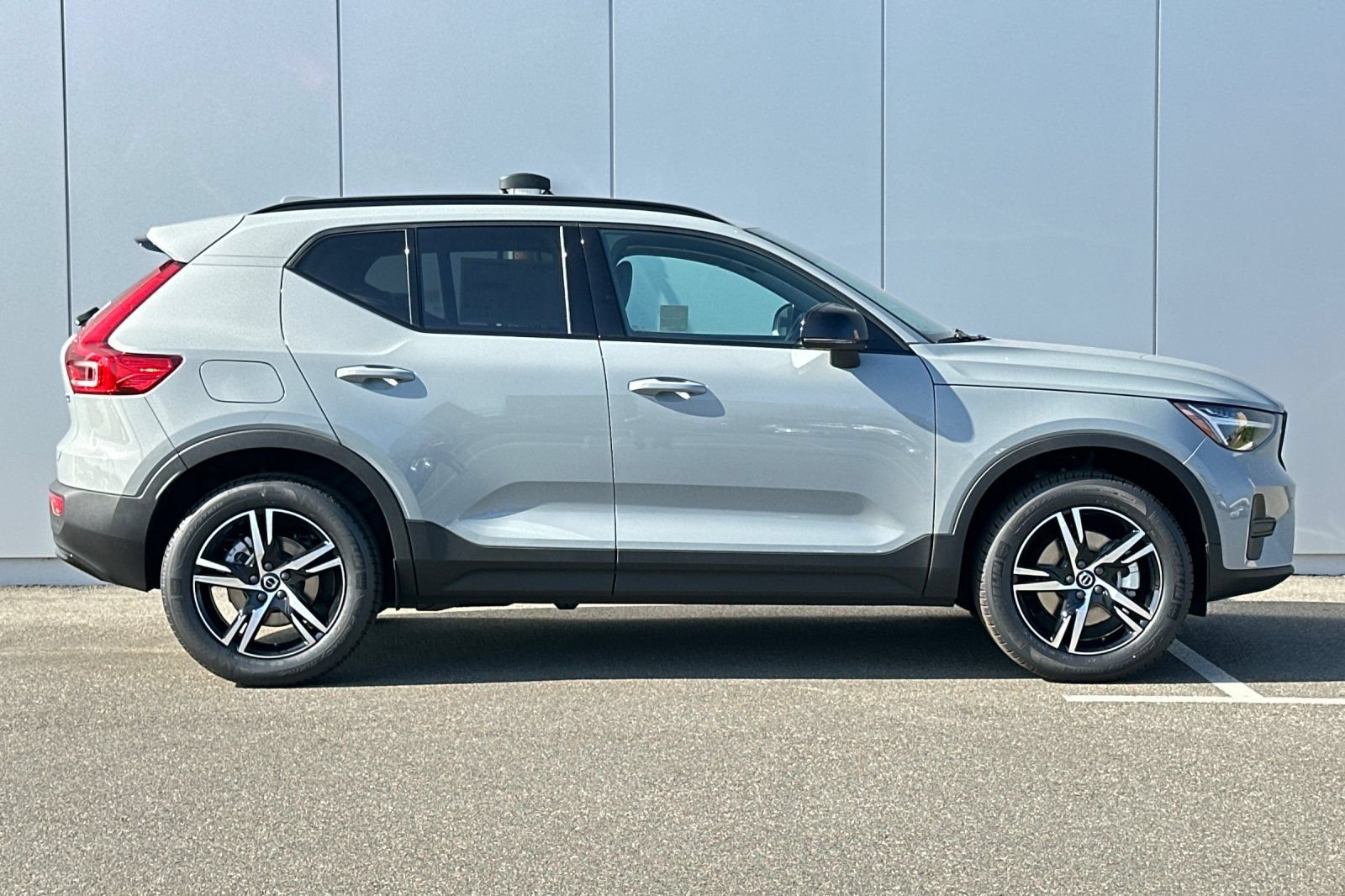 Certified 2026 Volvo XC40 B4 Core w/ Climate Package FWD image 6