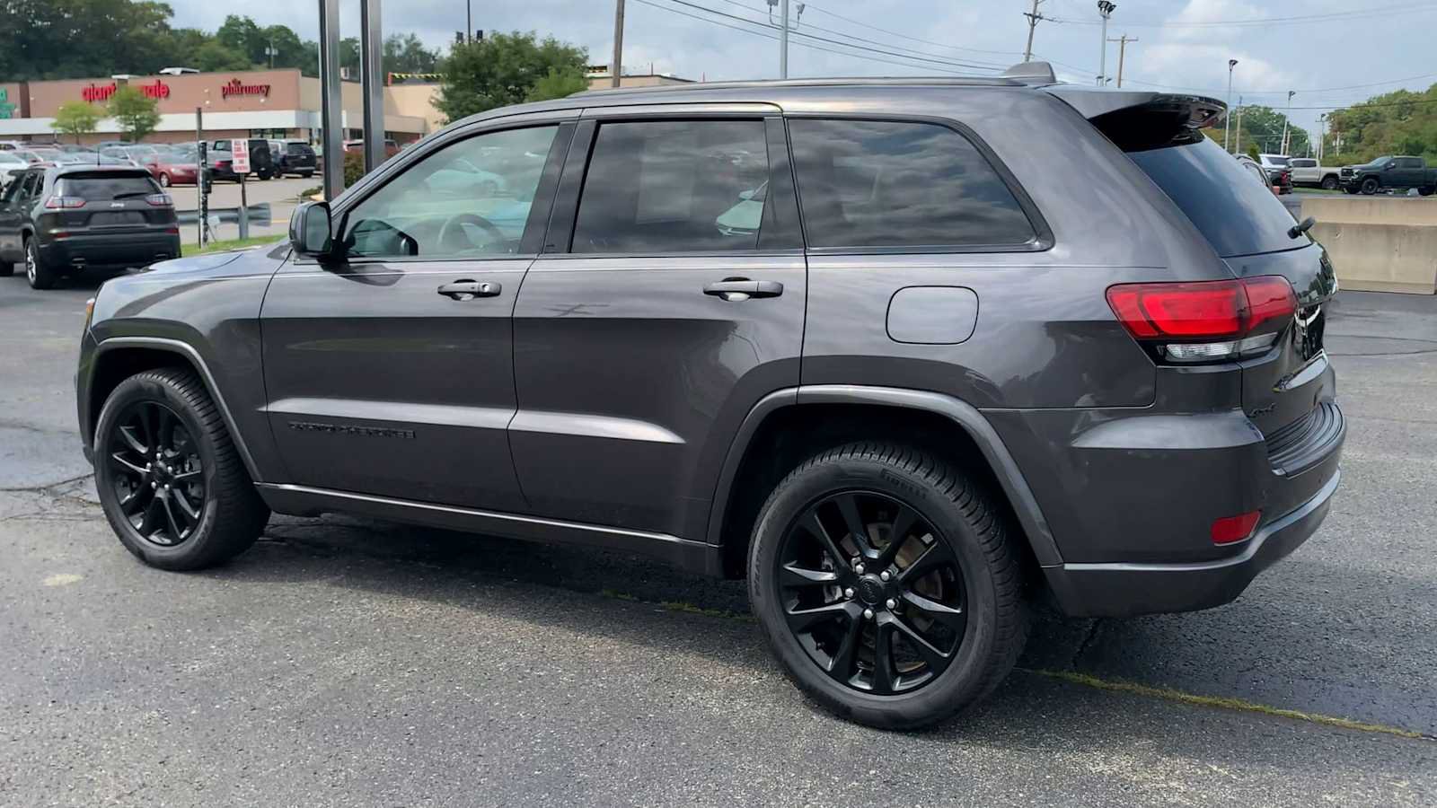 Used 2019 Jeep Grand Cherokee Altitude AWD/4WD image 6