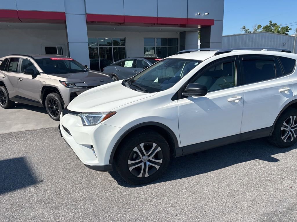 Used 2018 Toyota RAV4 LE FWD image 8
