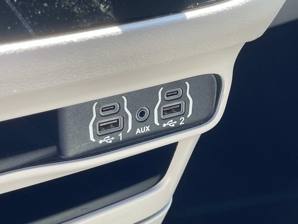 Used 2024 Chrysler Pacifica Touring-L FWD image 23