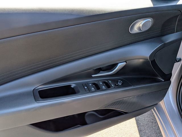 Used 2025 Hyundai Elantra Hybrid FWD image 8