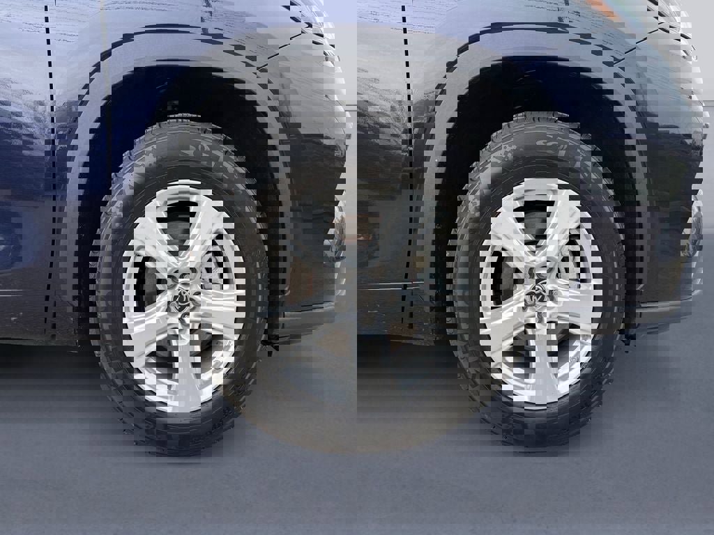 Used 2025 Toyota Highlander LE image 9