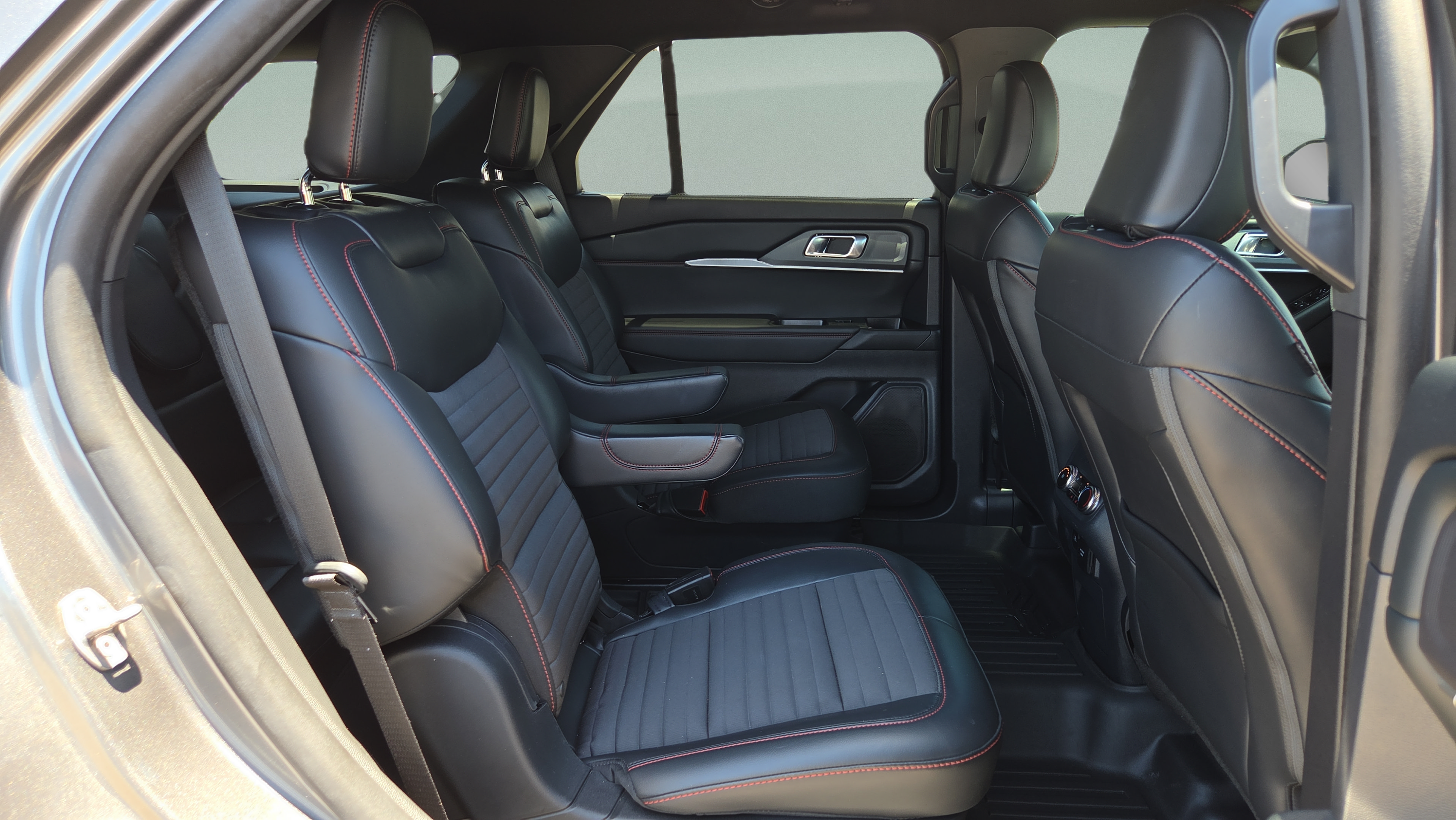 Used 2025 Ford Explorer ST-Line w/ Premium Package RWD image 17
