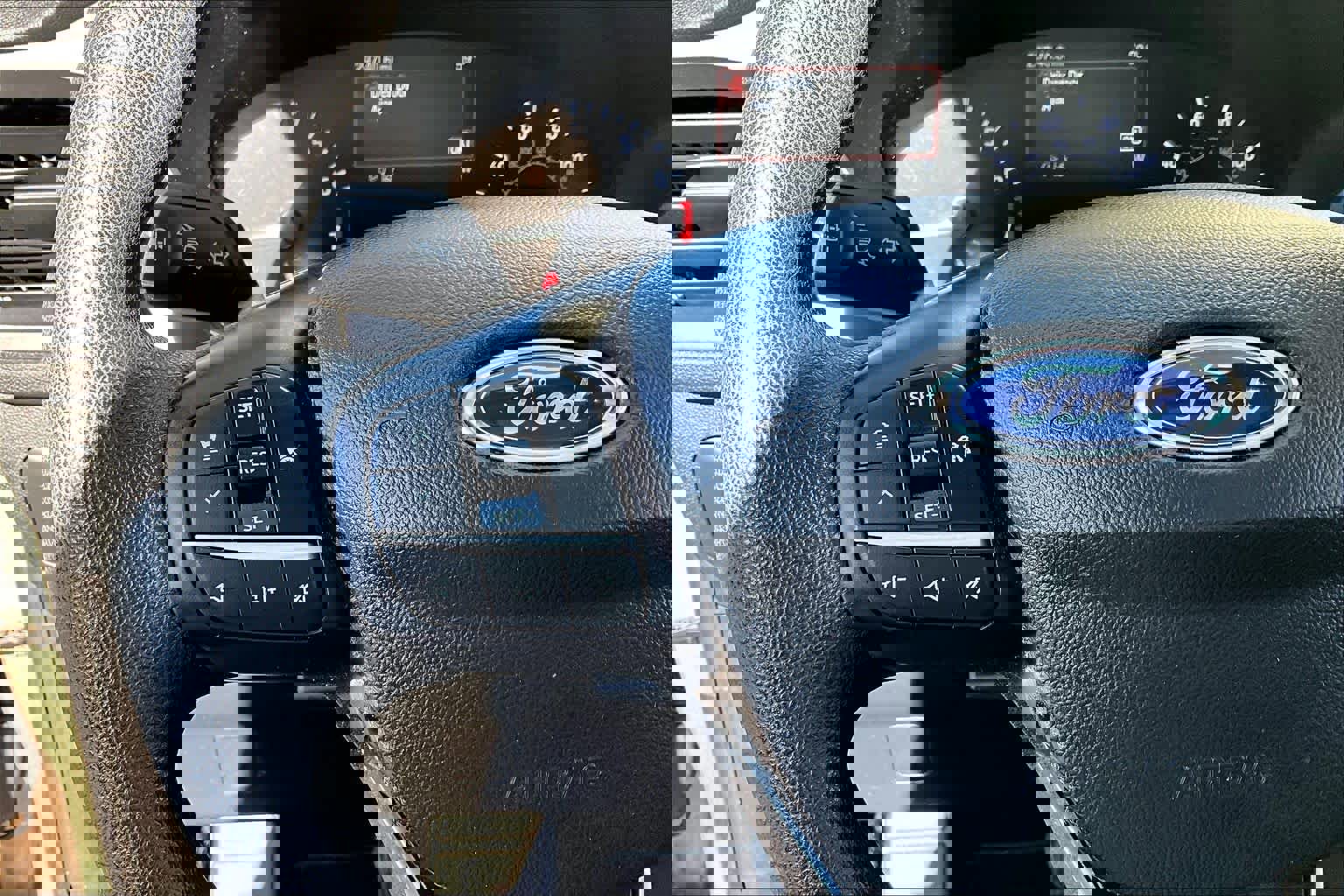 Used 2020 Ford Escape SE image 24