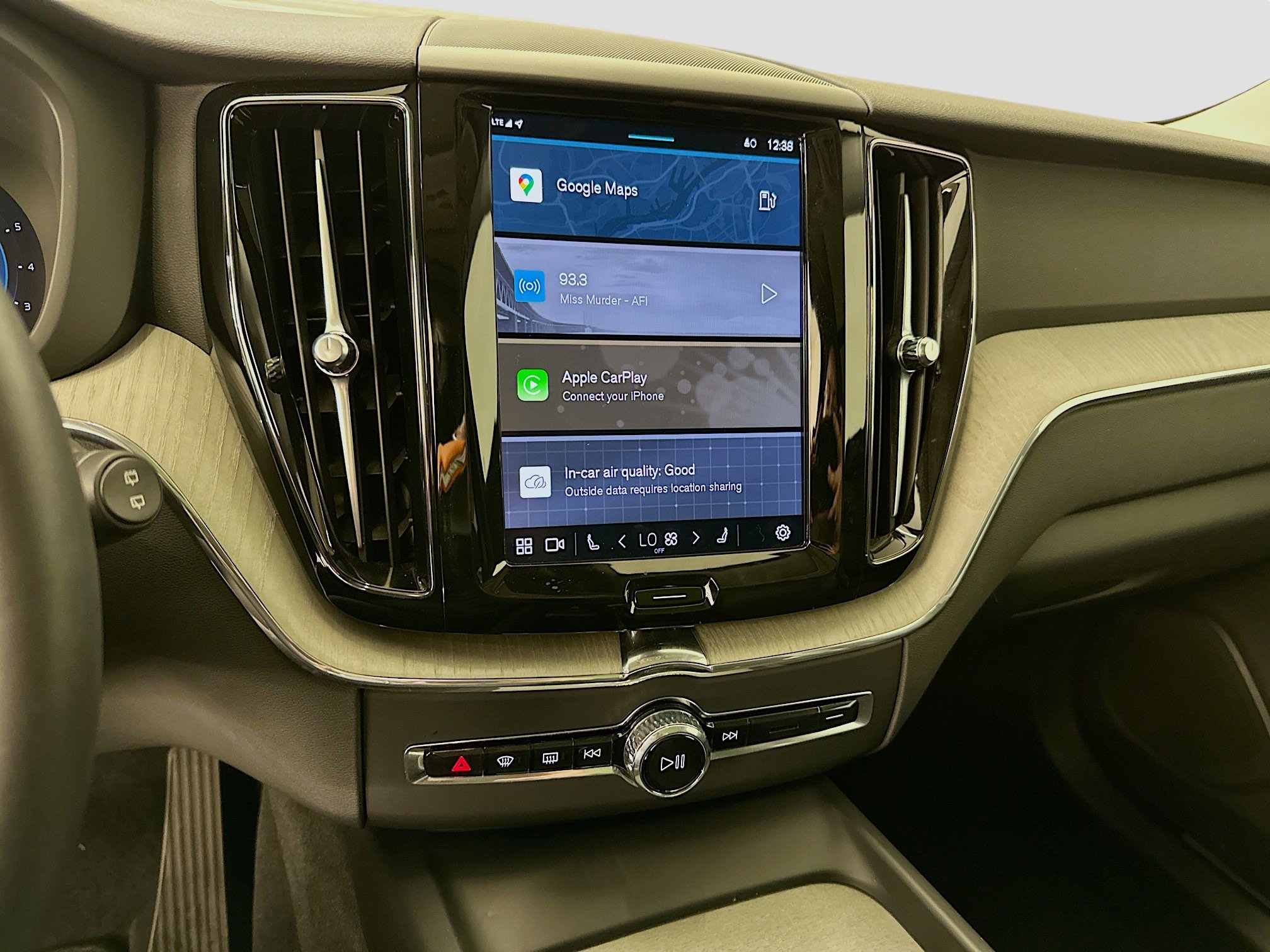 Used 2025 Volvo XC60 B5 Plus image 26