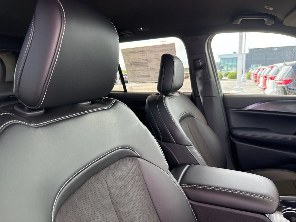 New 2025 Jeep Grand Cherokee Altitude AWD/4WD image 30