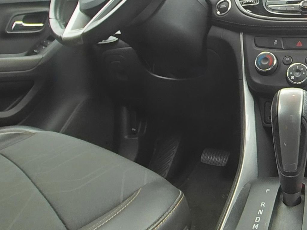 Used 2020 Chevrolet Trax LT w/ LT Convenience Package FWD image 16