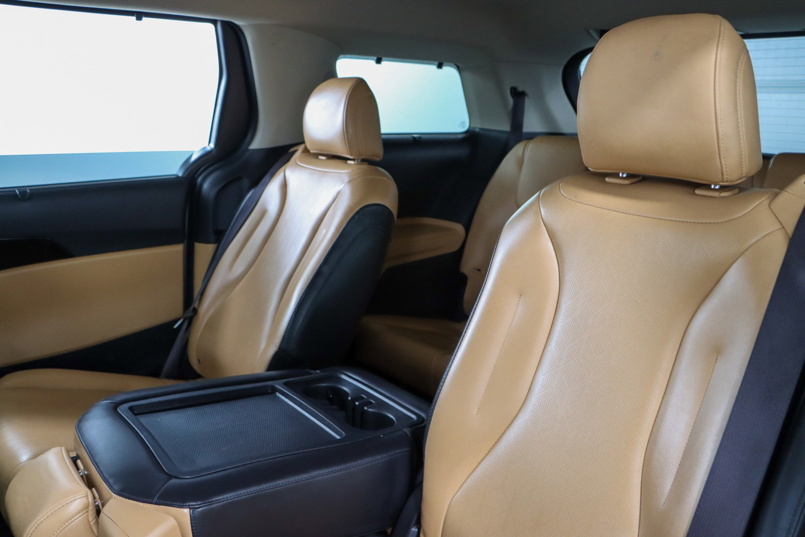 Used 2024 Kia Carnival EX image 24