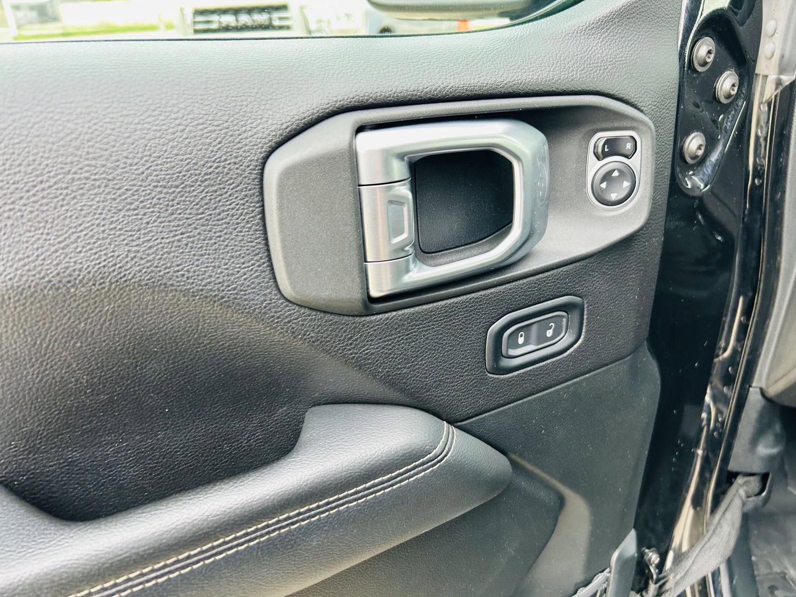 Used 2019 Jeep Wrangler Unlimited Sahara AWD/4WD image 9