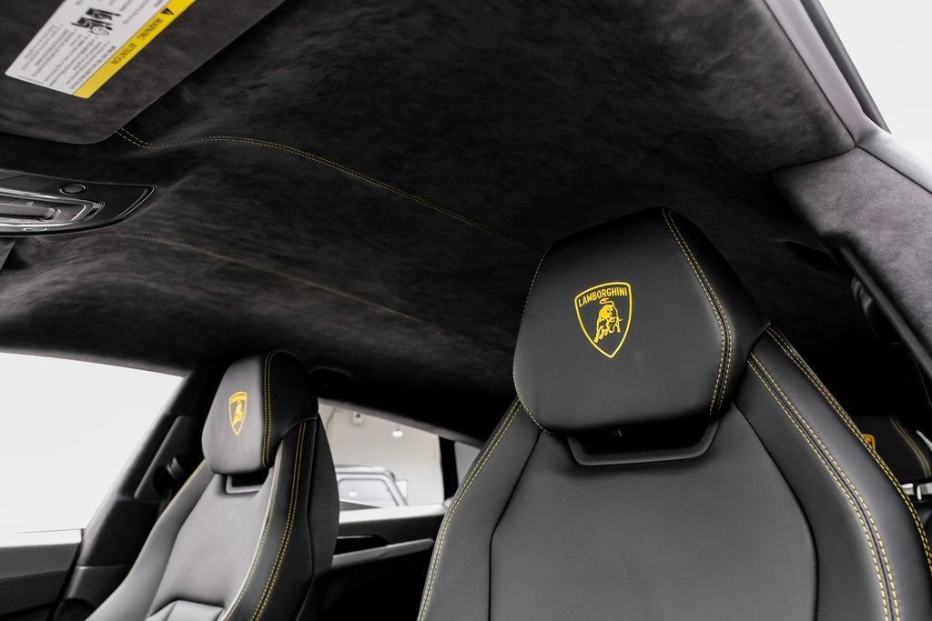 Used 2022 Lamborghini Urus AWD/4WD image 25